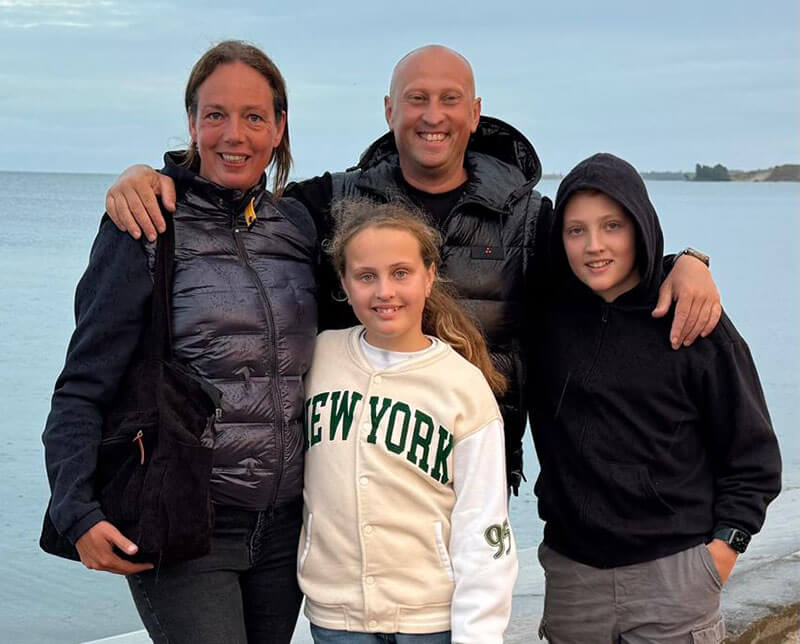 Barbar Bulota samen met haar man en de kinderen Julius en Jaylin