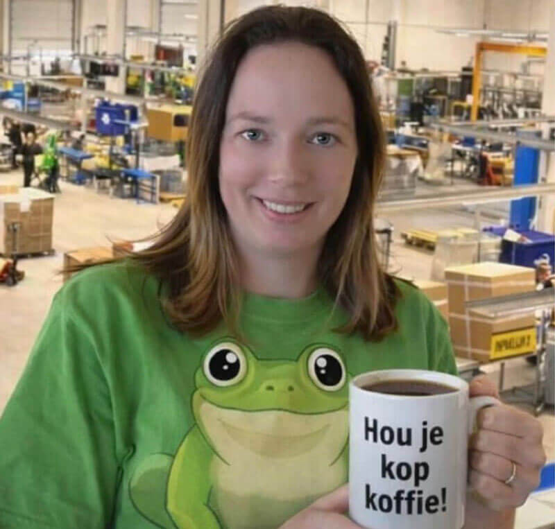 Barbara Bulota, productieleider Montage en Apparatenbouw bij Spirotech klaar voor actie na 2 koppen sterke koffie