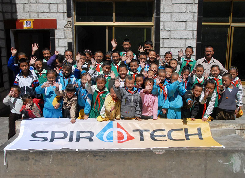 Manuel bezoekt het weeshuis in Tibet dat ondersteund werd door Spirotech