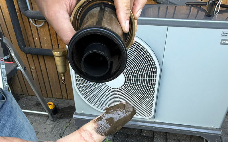 Waar een traditionele cv-ketel vaak nog redelijk kan blijven functioneren met vervuild systeemwater, reageert een warmtepomp veel gevoeliger op vervuiling in de installatie.