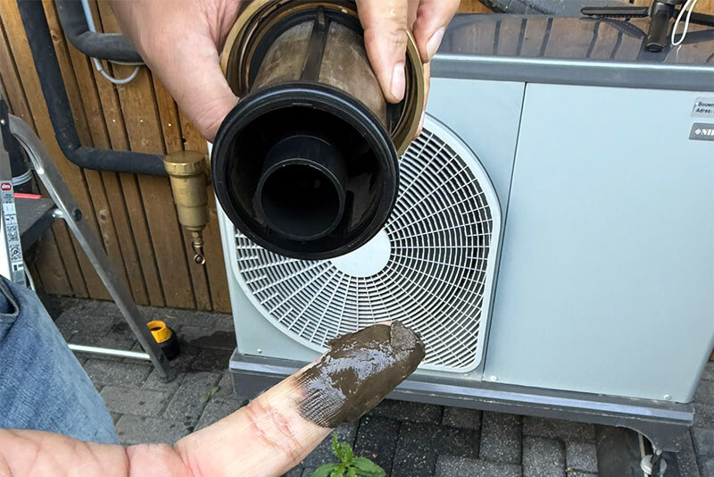 Circulatiepompen zijn gevoelig voor vervuiling, en dan met name voor magnetiet: een zwart, magnetisch slib dat ontstaat wanneer stalen onderdelen in een installatie corroderen.