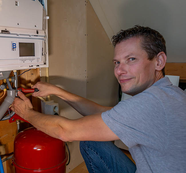 Installateur John Visser uit Vianen gespecialiseerd in het waterzijdig inregelen van verwarmingsinstallaties voor consumenten en bedrijven