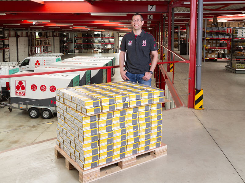Toen Roy Simons als klein manneke hier door het magazijn stiefelde, zag hij veel van die gele Spirotech-dozen staan
