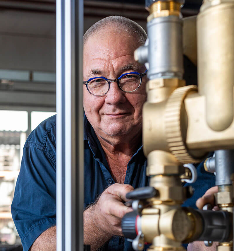 Jack Kolsters monteerst de SpiroVent RV2 in het Climate Frame ontwikkeld door Kolsters